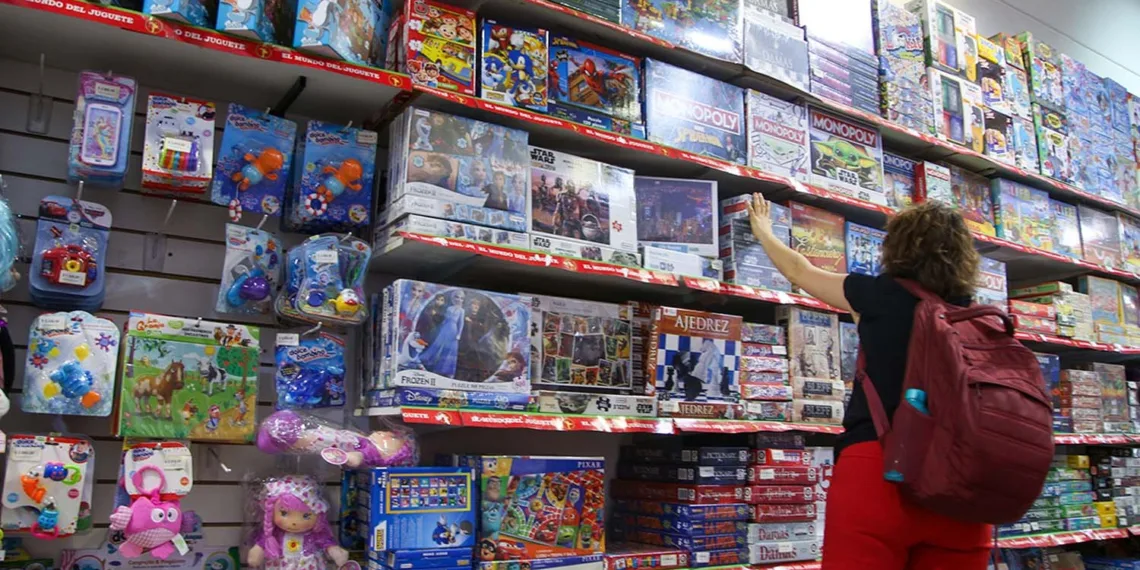 Día del Niño: presupuestos acotados, regalos  compartidos y búsqueda de promociones