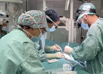 Operaron a un bebé de menos de un kilo y evitaron su traslado a La Plata