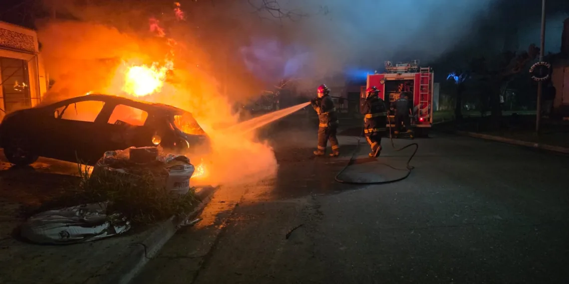 Bomberos extinguieron el incendio de un auto y una moto