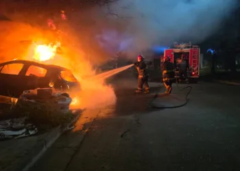 Bomberos extinguieron el incendio de un auto y una moto