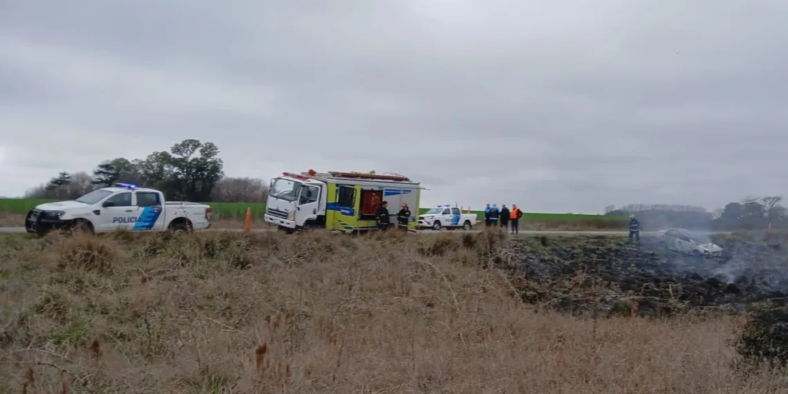 Incendio de vehículo y pastizales en RP 65
