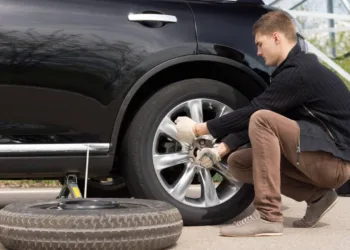 El desafío de la primera vez: cómo cambiar una rueda del auto en cinco pasos