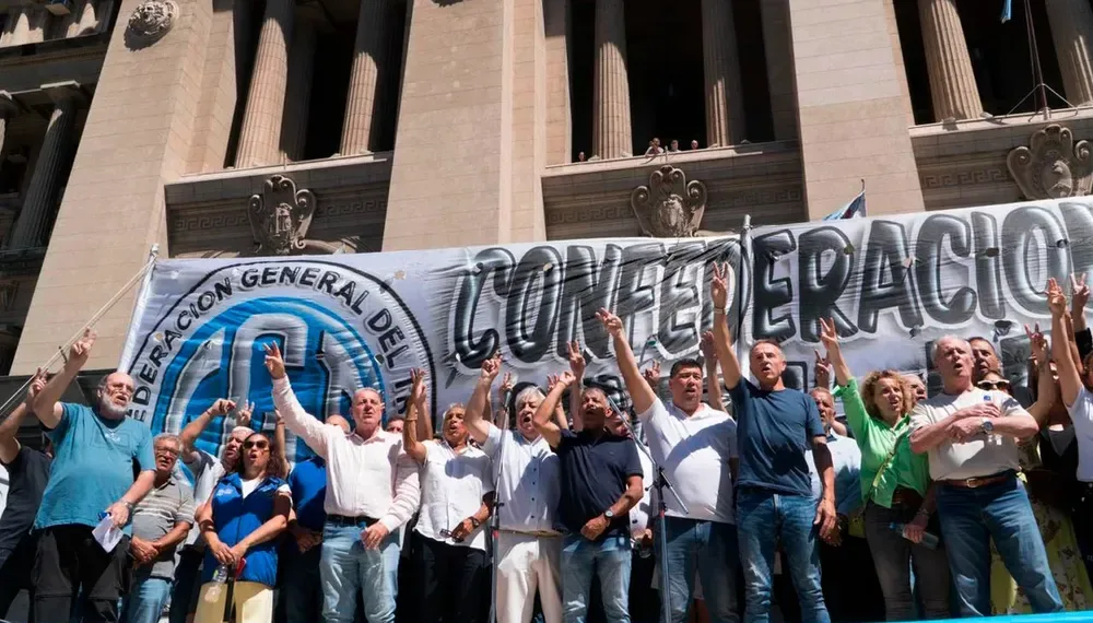 La CGT y otras entidades se movilizan a Economía para pedir por los endeudados