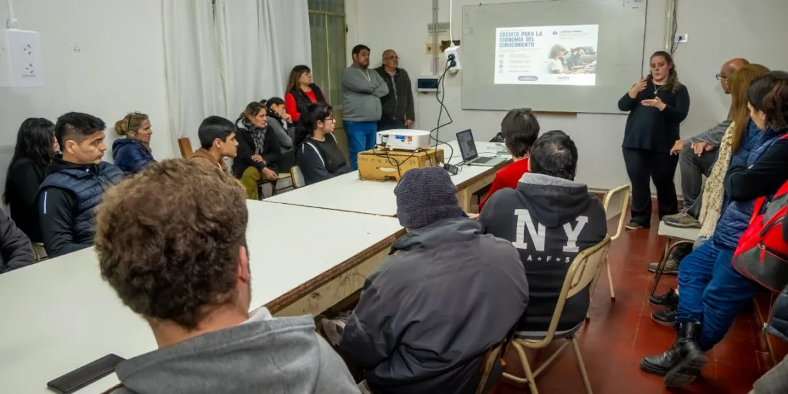 Capacitación a estudiantes sobre las líneas de crédito disponibles para emprender