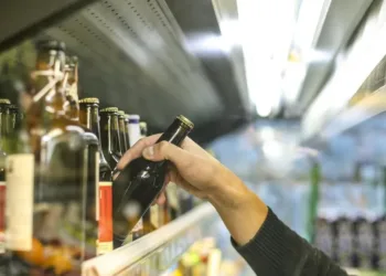Advierten por los peligros de la posible venta de alcohol en estaciones de servicios