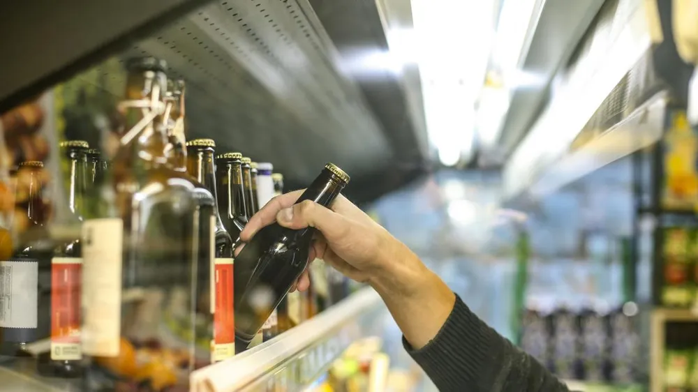 Advierten por los peligros de la posible venta de alcohol en estaciones de servicios