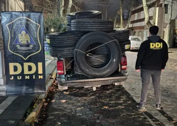 Un hombre fue aprehendido por robar cubiertas del local en el que trabajaba