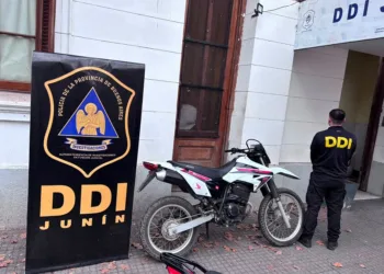 Aprehendida por circular en una moto sin patente y con documentación adulterada