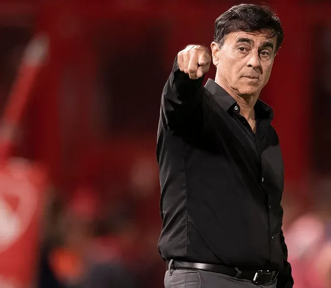 Independiente despidió a Gustavo Quinteros
