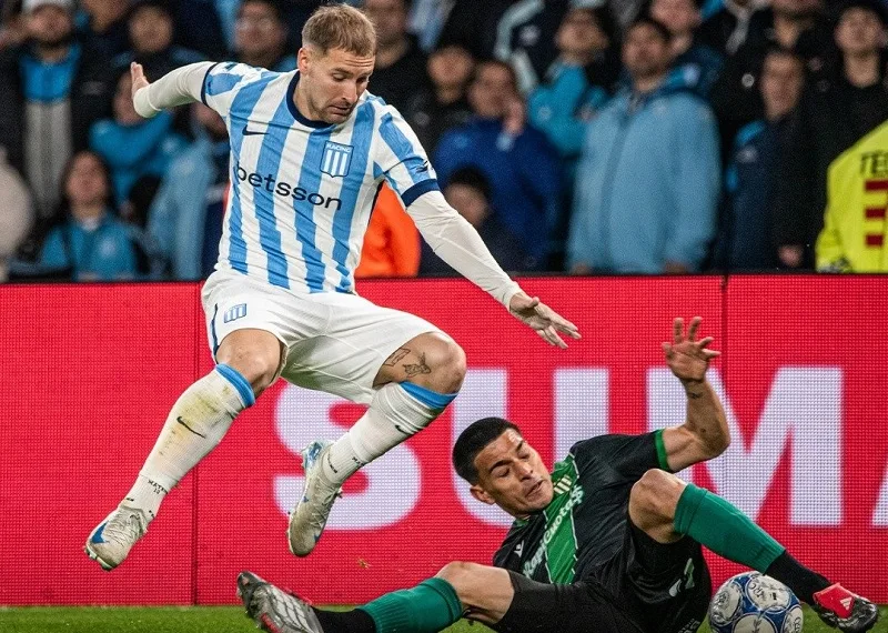 Racing no levanta cabeza y perdió con Banfield