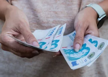 El Gobierno fijó aumentos escalonados para el salario mínimo hasta abril de 2027