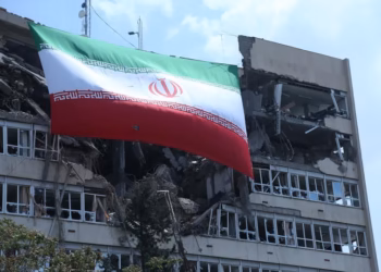Irán responde a los ataques de EE. UU. y bombardea bases en Jordania, Kuwait y Bahréin