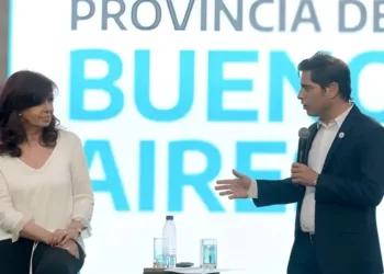 Doble gesto de Kicillof a Cristina con una fuerte crítica a la Justicia