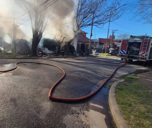 Incendio total de una vivienda en barrio Gregorio González