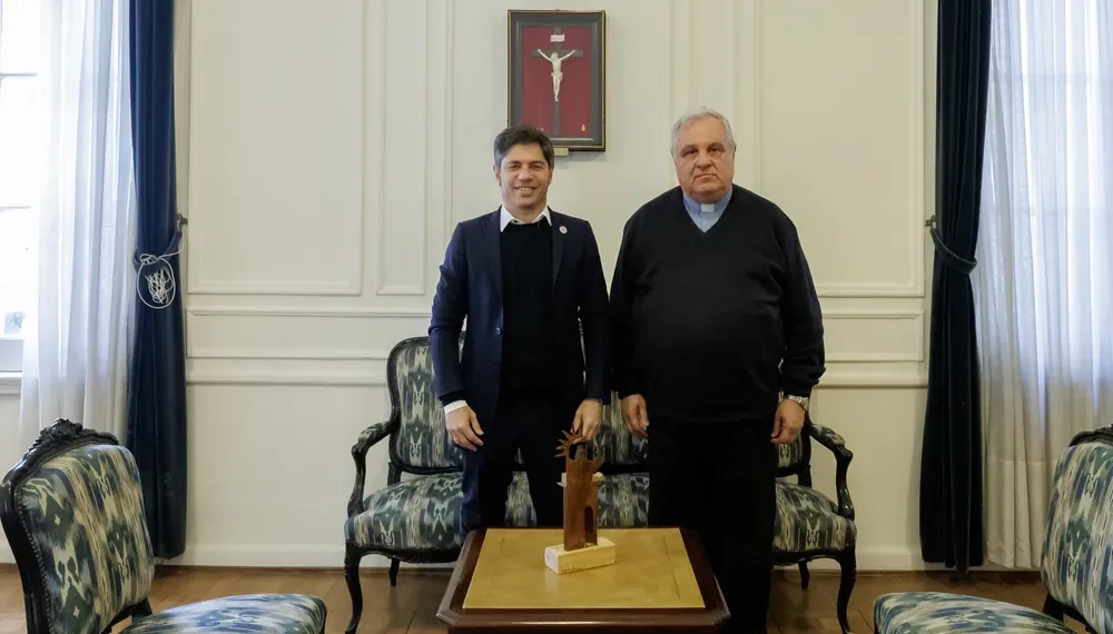 Kicillof se reunió con el jefe de la Iglesia en Argentina por la visita del Papa