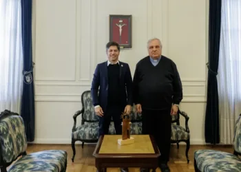 Kicillof se reunió con el jefe de la Iglesia en Argentina por la visita del Papa